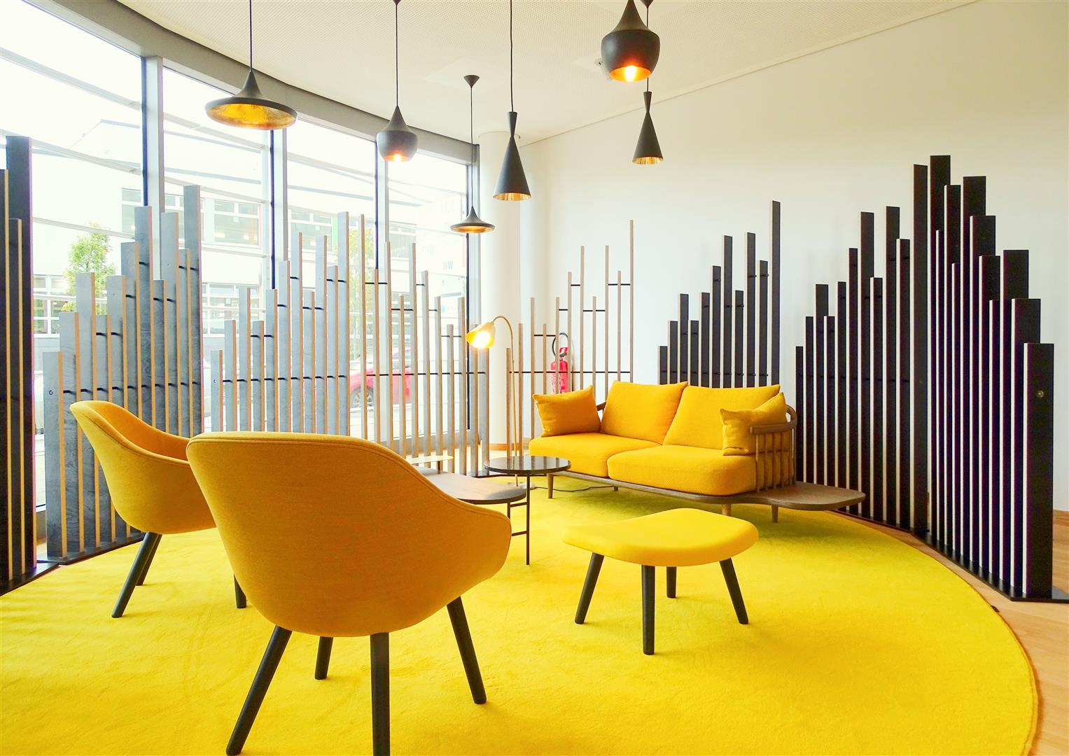 Un espace convivial pour encourager les gens à se rencontrer et à prendre un café ensemble dans le bâtiment K2 à Kirchberg, Luxembourg.