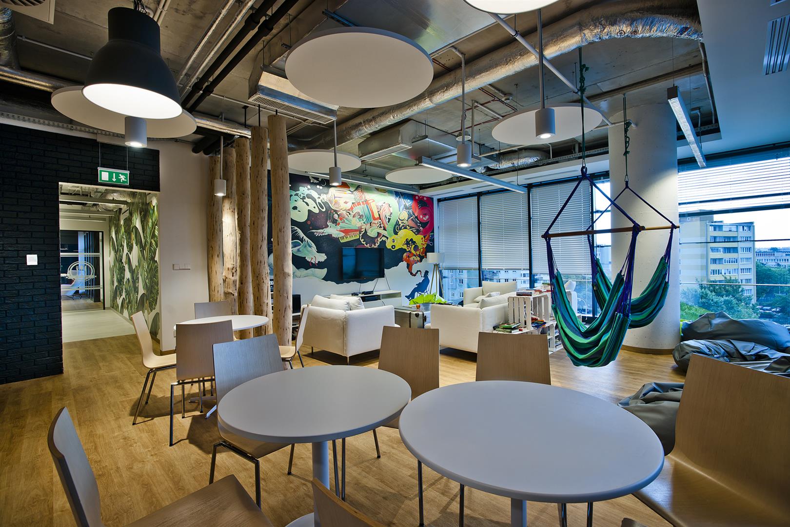 Um ambiente acolhedor com cadeiras de rede brasileiras nos escritórios da Sage em Varsóvia, Polónia.