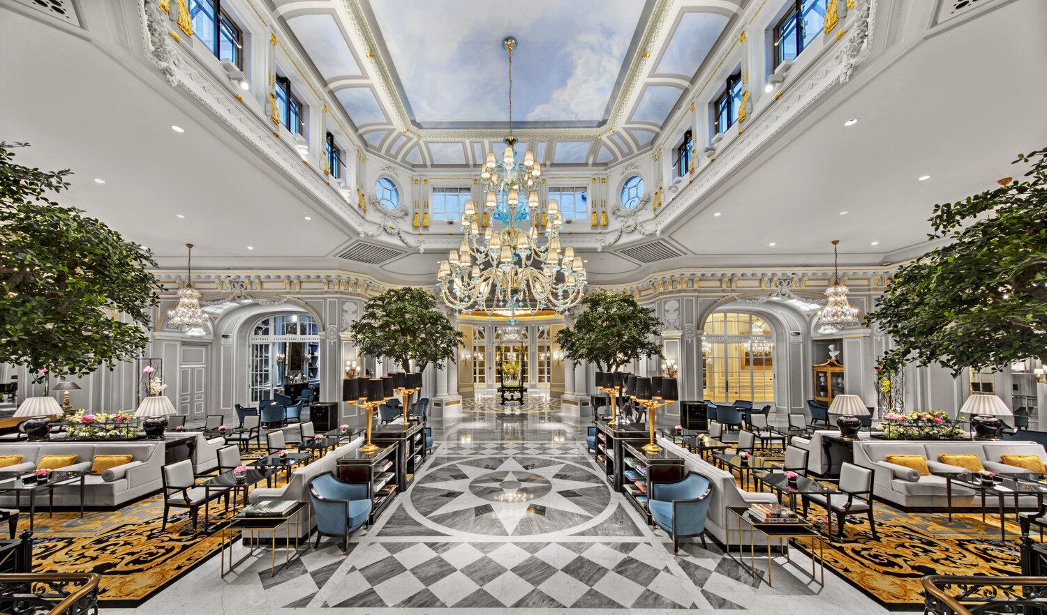 O lobby do St Regis em Roma é conhecido por seus interiores luxuosos e dá aos visitantes uma forte sensação de chegada