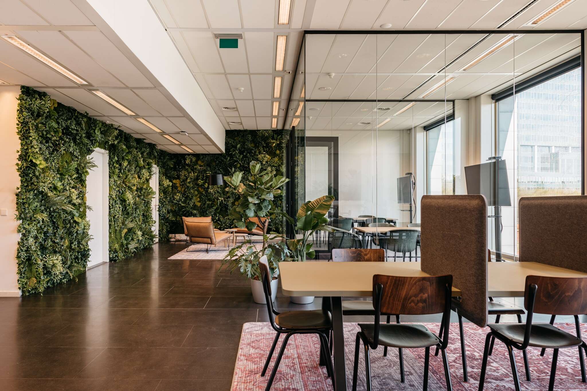 Přátelská a přístupná recepce se zasedacími a pracovními prostory v budově Trinity v nizozemském Rotterdamu.