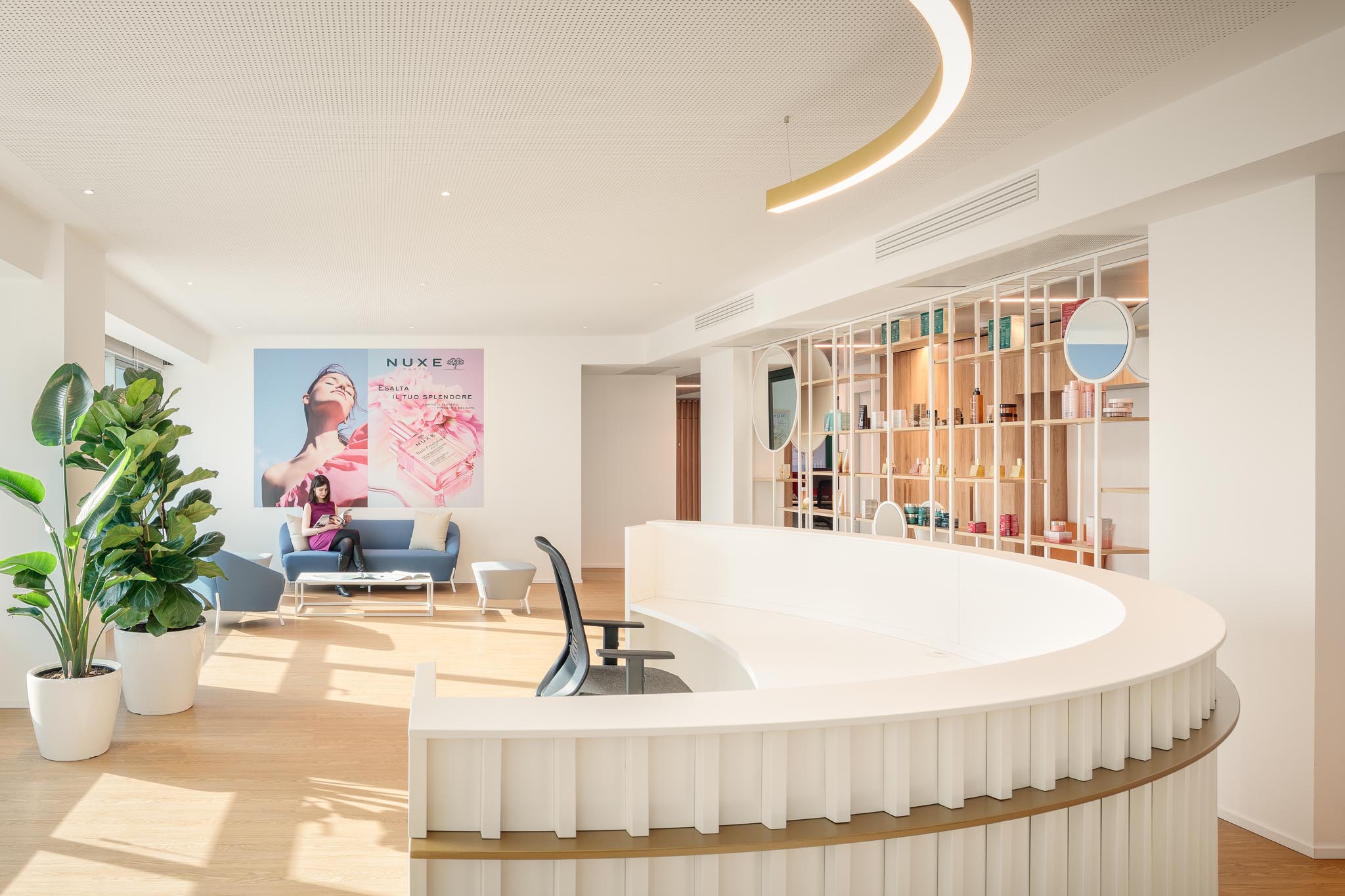 Organic curved shapes at the Nuxe Laboratoires offices in Milan, Italy