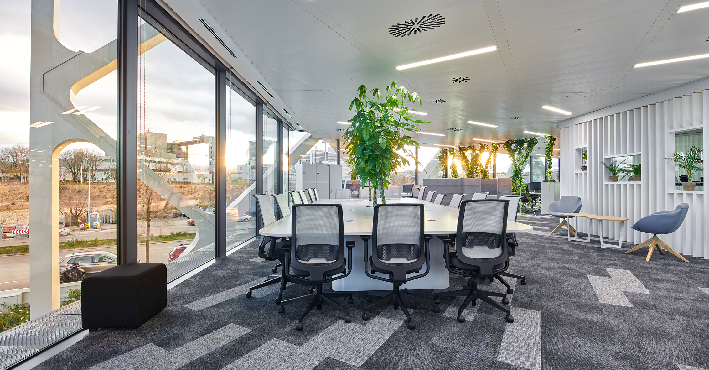O uso de luz natural ao invés de iluminação artificial brilhante torna o escritório da Lenovo em Madrid, Espanha, mais confortável para todos