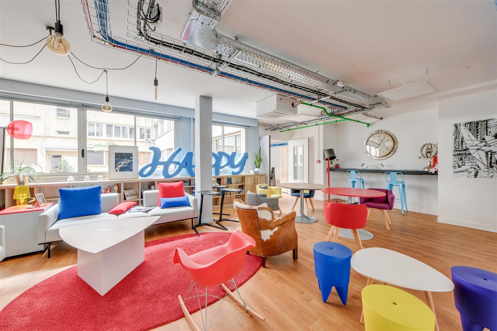 Um espaço com estilo de co-working nos escritórios da SIAE em Paris, França.