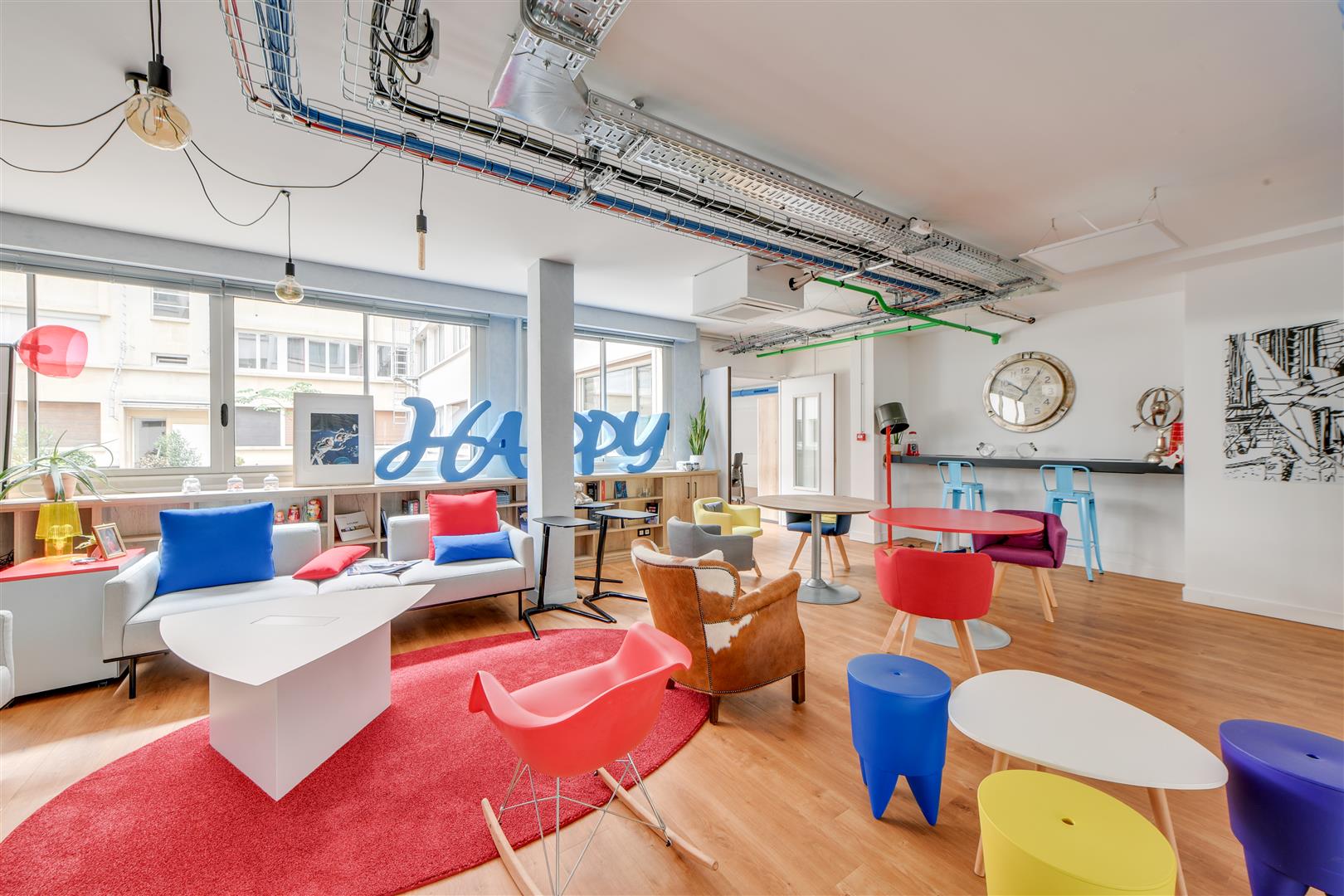 Espace de style co-working dans les bureaux de SIAE à Paris, France.