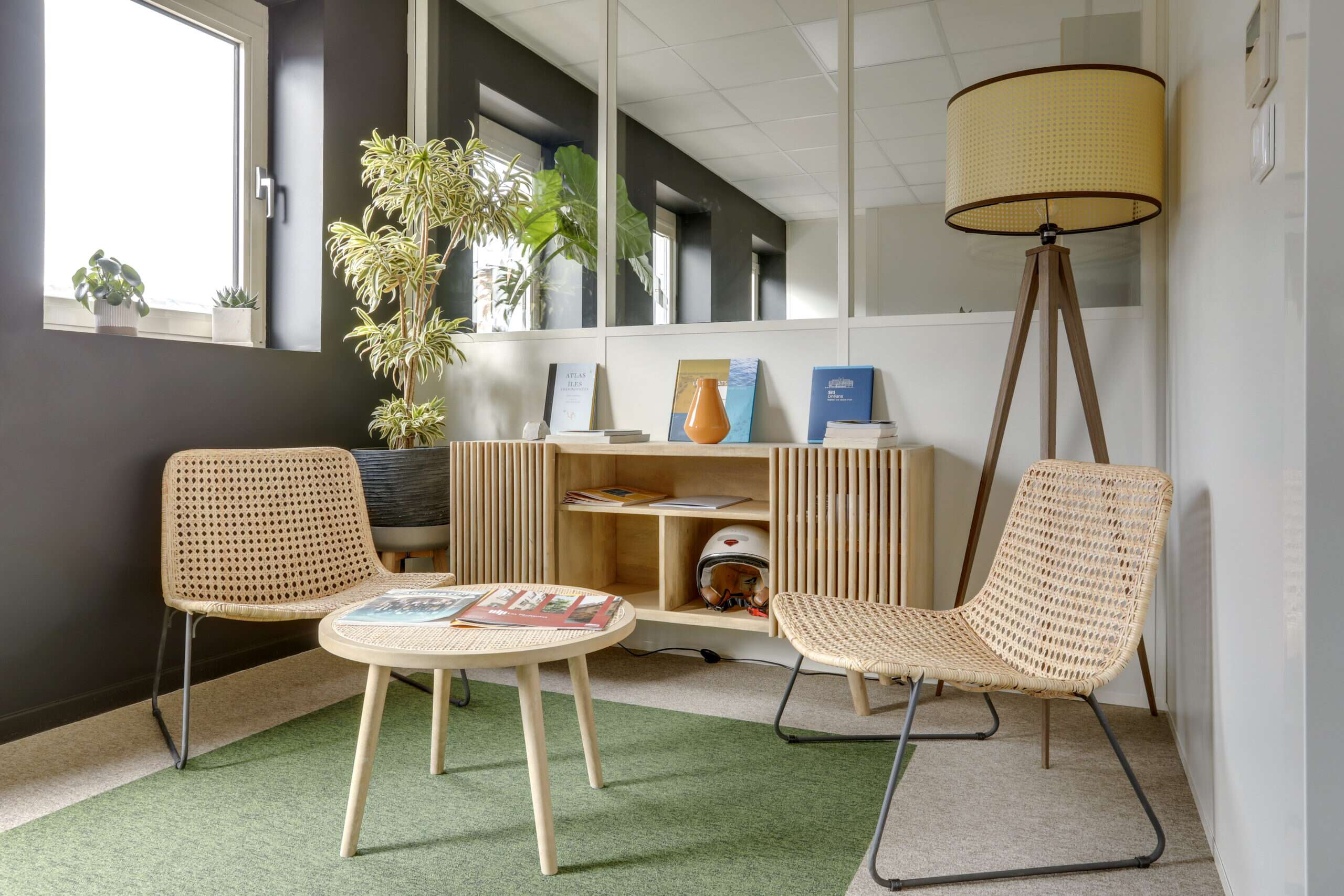 Drewno, rattan i naturalne kolory przybliżają ludzi do natury w biurach Altarea Cogedim w Lille, Francja