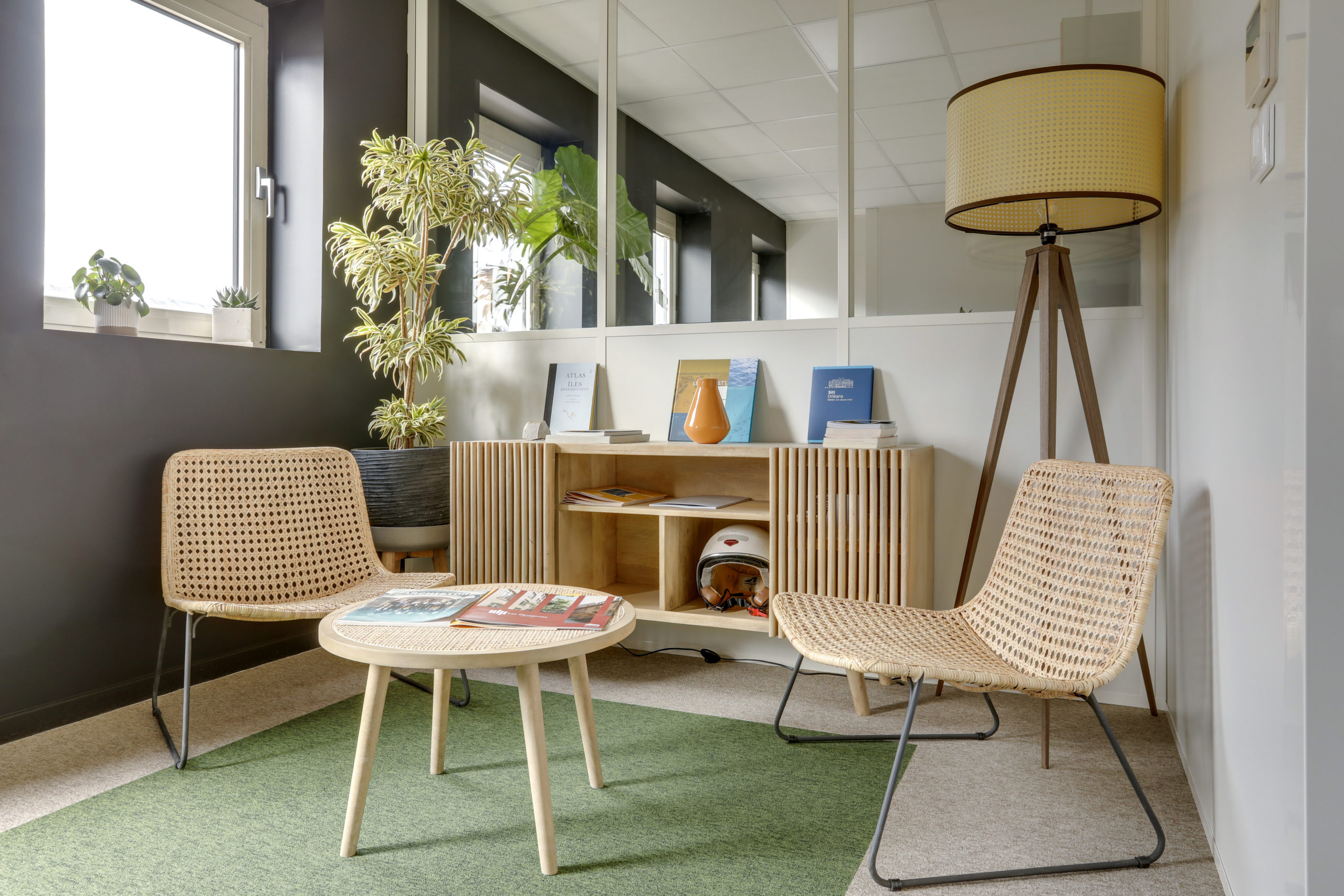 Maderas, ratán y colores naturales acercan a las personas a la naturaleza en las oficinas de Altarea Cogedim en Lille, Francia