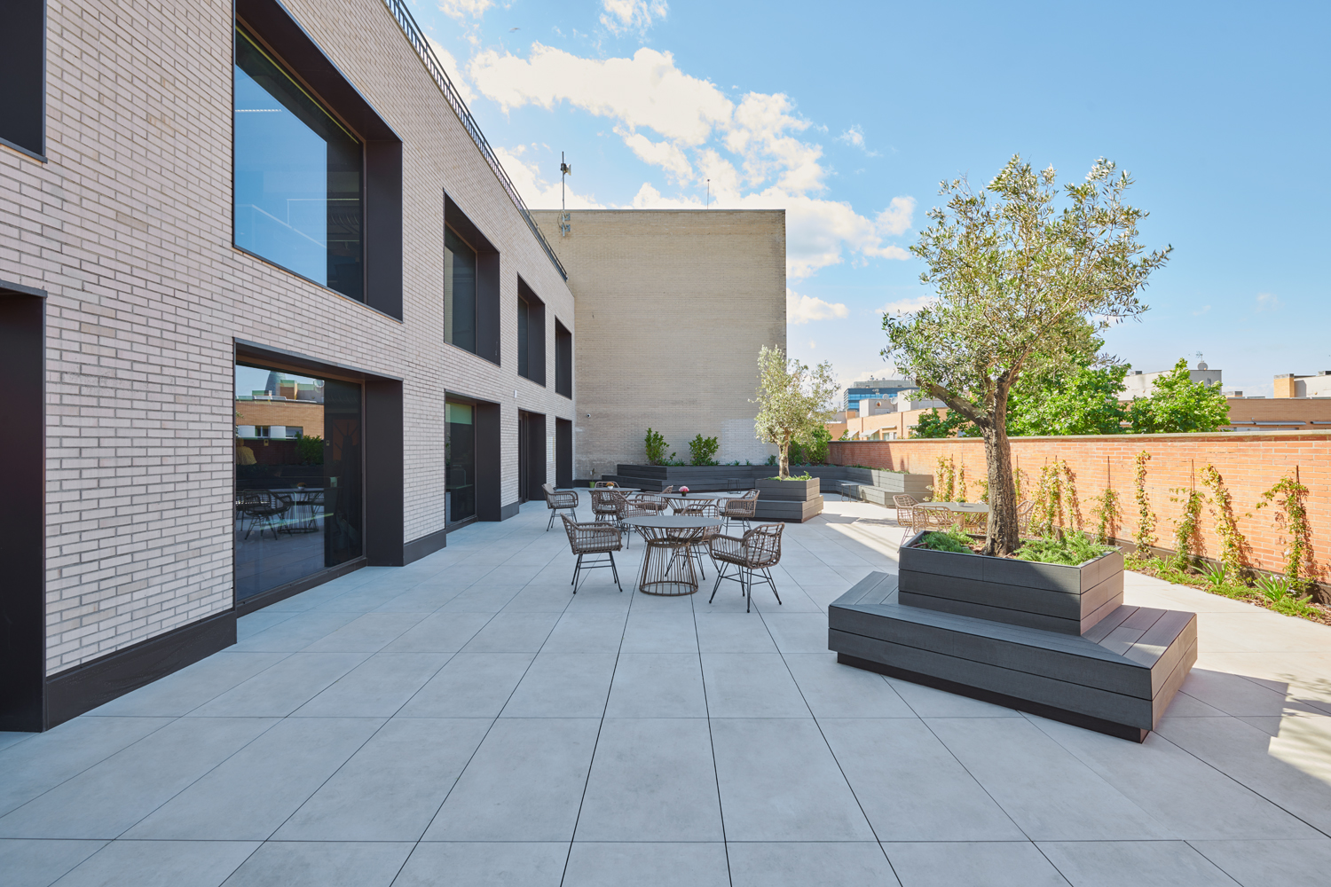 Terraza exterior en las oficinas de TDCX en Barcelona, España