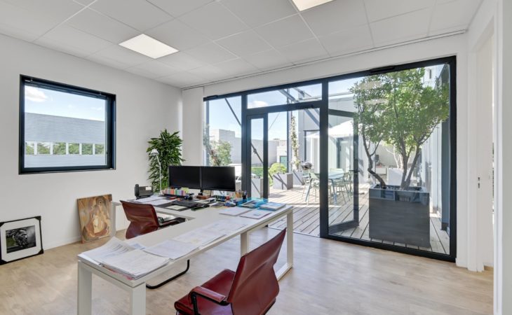 Réaménagement d’un entrepôt en un siège social avec mezzanine et rooftop