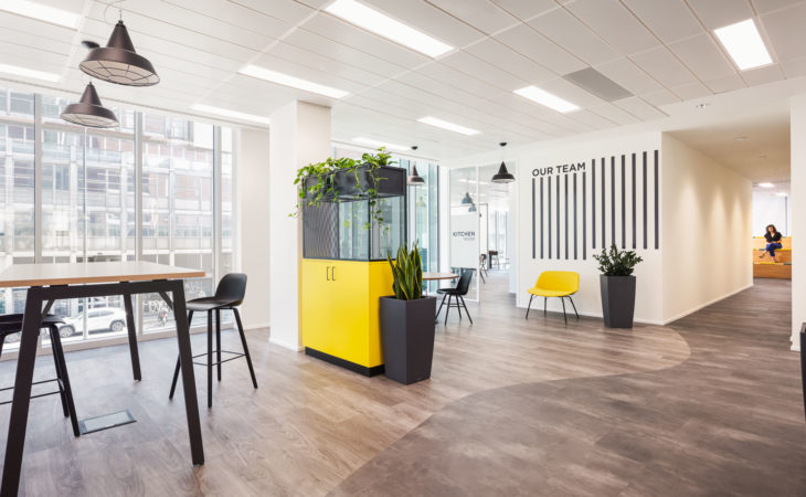 An office with a glocal design conveying a sense of community